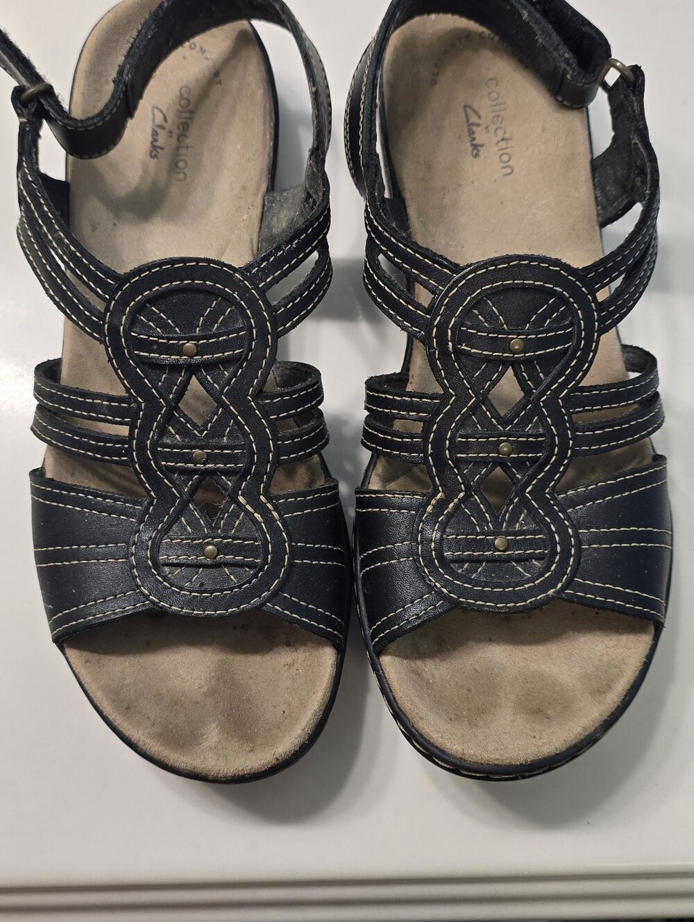 Clarks Women’s Black Strappy Decorative Stitch Sandals 8M